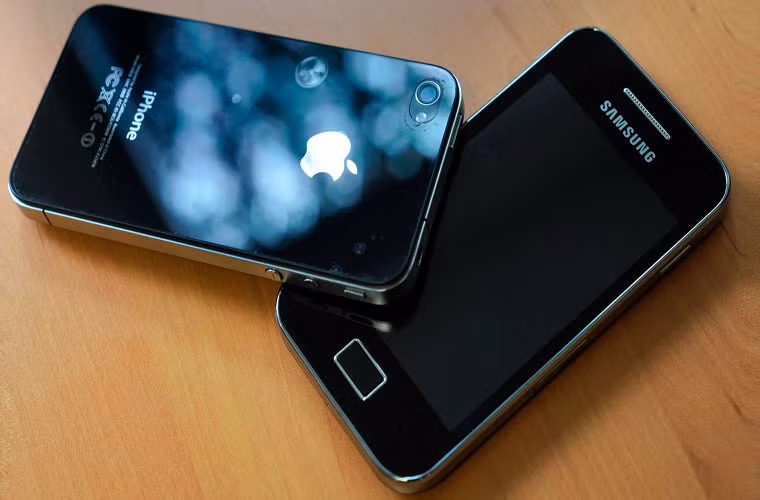 Apple bị Samsung bỏ xa. Vượt xa Apple, Samsung đã trở thành nhà sản xuất smartphone lớn nhất thị trường Ấn Độ. Thay thế vị trí của Apple, Sony đang vững ngôi thứ 2, do tập trung vào các sản phẩm giá rẻ, khoảng từ 166 USD tới 333 USD.