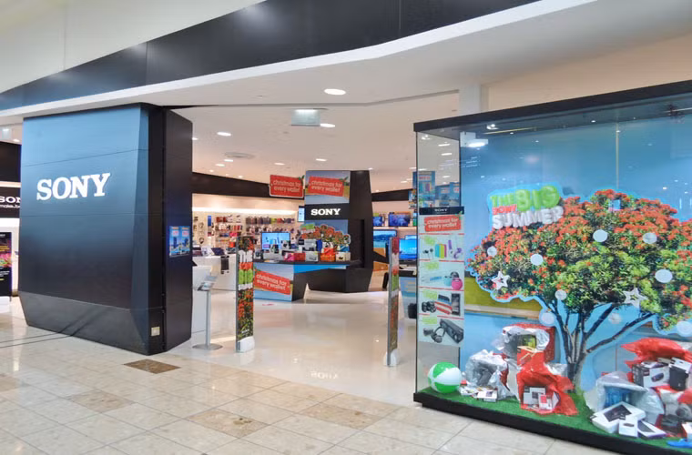 Sony sản xuất điện thoại Windows Phone. Theo giám đốc Sony Mobile khu vực châu ÂU, Pierre Perron, hãng đang thảo luận với Microsoft về một dự án chưa được tiết lộ. Theo nhiều nguồn tin, điều này có thể đồng nghĩa với việc Sony sẽ sản xuất một vài thiết bị cầm tay mang hơi hướng Windows Phone, ra mắt vào tháng 7/2014.