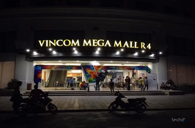 Quang cảnh đêm trước ngày diễn ra lễ bán chính thức Galaxy S5, Gear Fit và Gear 2 Neo.