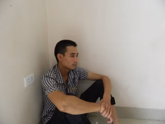 Bố cháu bé như người mất hồn khi vợ cũ sát hại con ruột của mình.