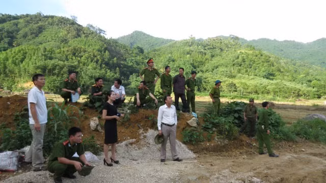 Được biết, khi xảy ra vụ tai nạn, anh Vi Tiến Luận đang lái máy, dọn dẹp phía dưới bãi thì bất ngờ bị sạt lở đất đá xuống khiến anh không chạy kịp, chiếc máy và anh Luận bì vùi trong hàng nghìn mét khối đất, đá. Còn anh Diện, lúc đó đang trèo lên mỏm núi cũng bị vùi lấp.