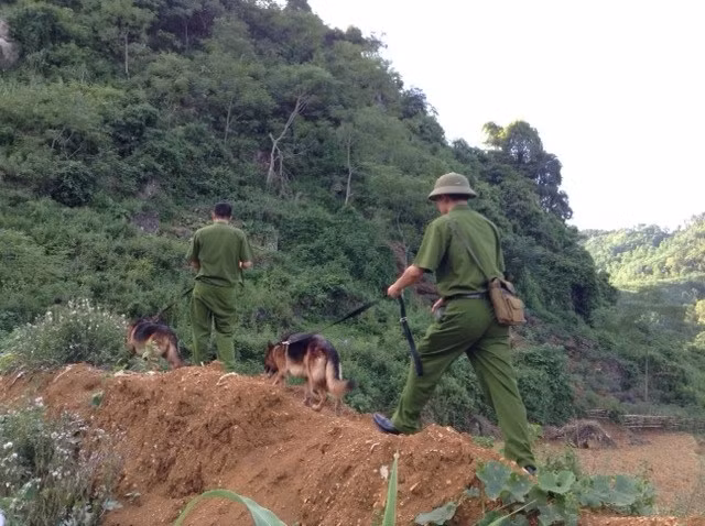 Địa phương đã cố gắng huy động tất cả các phương tiện vận tải để sớm đưa nốt thi thể anh Luận và chiếc máy xúc đang chìm trong đống đất đá ra ngoài…