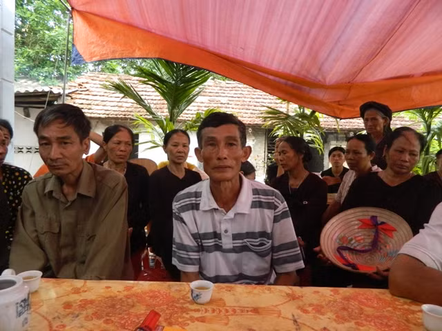 Người thân và hàng xóm đau lòng khi vụ án xảy ra.