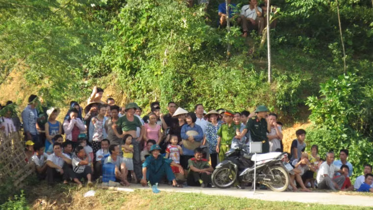 Người dân địa phương vô cùng kinh hãi khi chứng kiến vụ sạt lở trên.