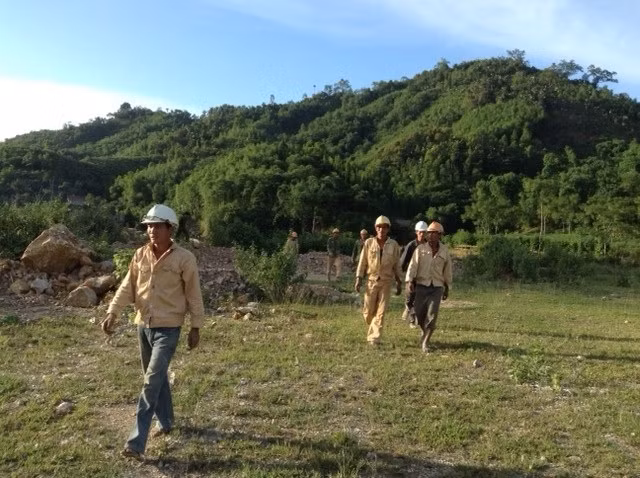 Trao đổi với PV Kiến Thức, ông Nguyễn Trung Kiên, Chủ tịch UBND huyện Tân Sơn, cho biết: ngay sau khi nhận được tin báo, UBND huyện đã khẩn trương báo cáo sự việc lên UBND tỉnh Phú Thọ và có mặt tại hiện trường phối hợp cùng các cơ quan chức năng để cứu hộ. UBND tỉnh Phú Thọ cũng thành lập Ban cứu hộ, cứu nạn do Thiếu tướng Lê Quang Đại, Chỉ huy trưởng Bộ chỉ huy quân sự tỉnh Phú Thọ làm trưởng phân ban.