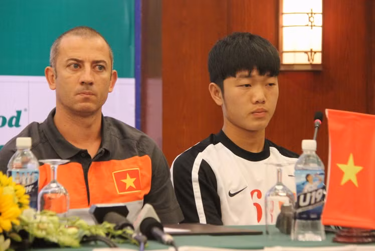Huấn luyện viên trưởng U19 Việt Nam (trái) và đội trưởng Xuân Trường tại buổi họp báo.