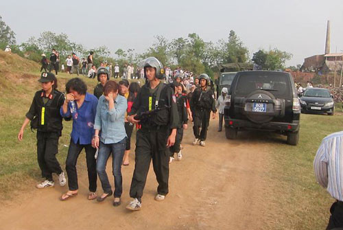 Lực lượng Công an vây bắt những đối tượng đánh bạc trái phép