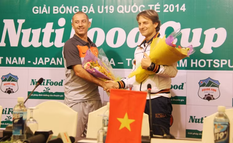 Cái bắt tay thân thiện của 2 HLV trước giờ "xung trận".