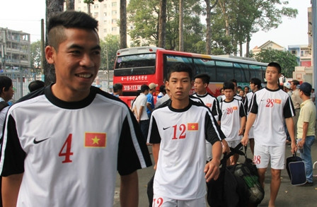 Các cầu thủ U19 Việt Nam có mặt tại SVĐ Thống Nhất để tập luyện. Tất cả đều rạng rỡ trước giờ xung trận trong tiếng reo hò động viên của mọi người: "Cố lên các bạn trẻ..."