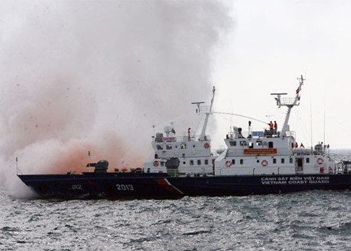 Khẩn trương dập lửa, phòng chống cháy nổ, cứu người và hàng hóa trên tàu bị cướp.