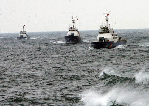 Tàu lực lượng Cảnh sát biển truy đuổi, áp sát con tàu đang bị bọn cướp biển khống chế.