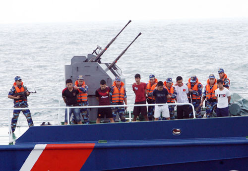 Đột nhập tàu cướp biển khống chế và bắt gọn bọn cướp có vũ trang.