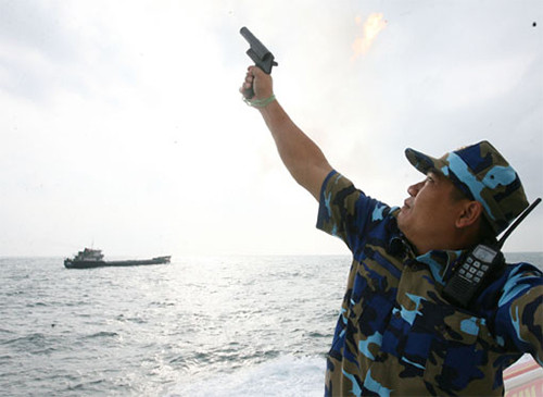 Cuộc diễn tập nhằm nâng cao năng lực tổ chức chỉ huy, rèn luyện kỹ năng cho cán bộ, chiến sĩ, khả năng hiệp đồng, phối hợp giữa lực lượng Cảnh sát biển với các lực lượng chức năng có liên quan trong thực hiện nhiệm vụ thực thi pháp luật trên vùng biển Việt Nam. Trong ảnh, pháo lệnh bắt đầu cuộc diễn tập.