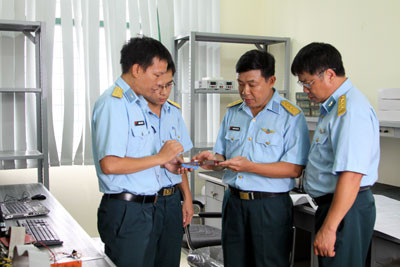 Các kỹ sư hàng không của Viện KTQS PK-KQ trao đổi kinh nghiệm nghiên cứu khoa học.