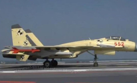 Trong ảnh là chiếc J-15 mang đạn YJ-83 (màu bạc) ở giá treo trên cánh.