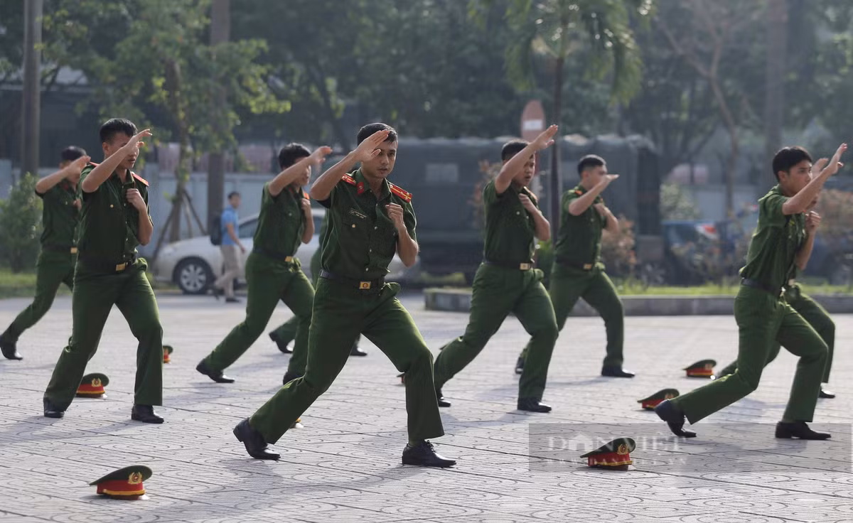 Phần trình diễn tình huống võ thuật của lực lượng công an để lại nhiều ấn tượng, thể hiện sức mạnh, bản lĩnh trong đấu tranh, trấn áp tội phạm.