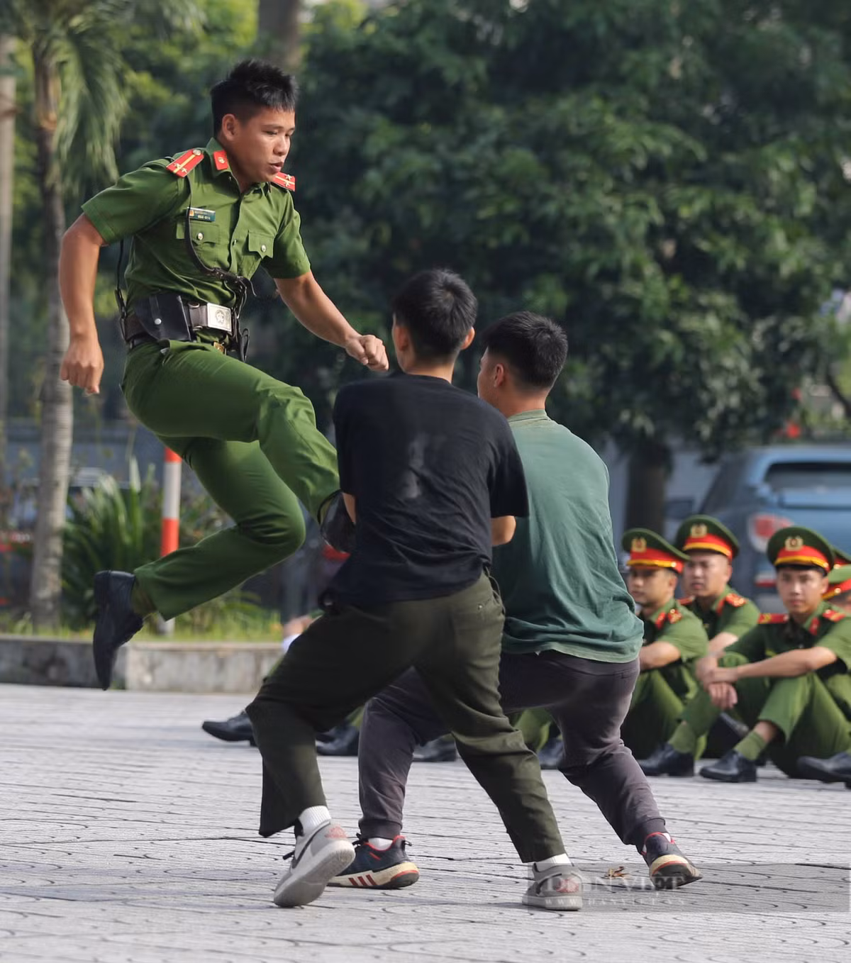 Tình huống trấn áp tội phạm được các chiến sĩ thực hành thuần thục trên thao trường.