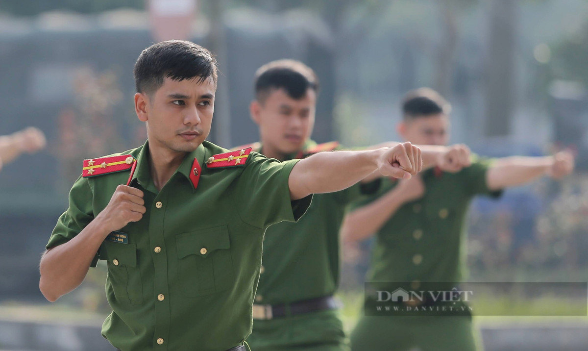 Các bài quyền tổng hợp 25, 38 và 44 mạnh mẽ. Hình ảnh trình diễn các bài quyền thể hiện điều lệnh “rèn luyện quân phong, quân kỷ” của lực lượng đặc biệt này.