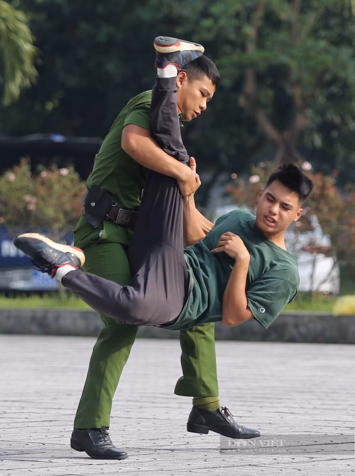 Tình huống đánh bắt khống chế đối tượng.