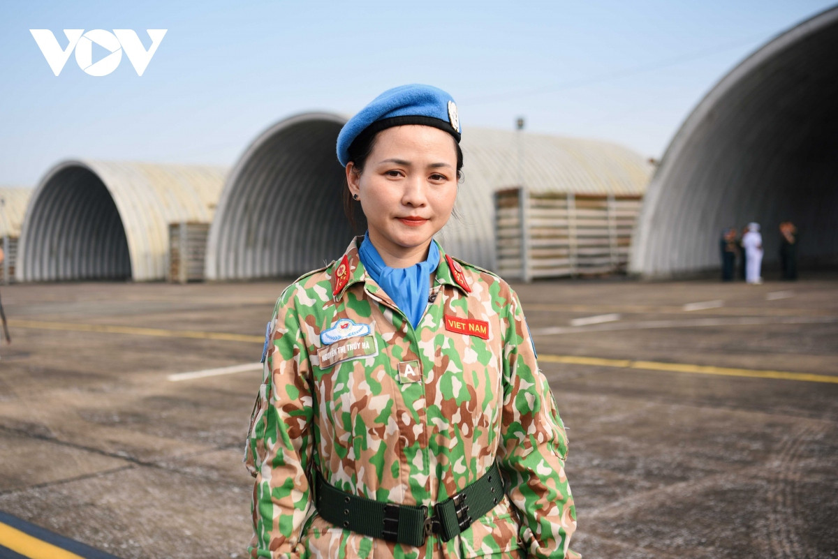 Với quân nhân chuyên nghiệp Nguyễn Thị Thúy Hà, mỗi nữ quân nhân khi lên đường nhận nhiệm vụ ở khu vực có tình hình phức tạp, thì đều phải động viên gia đình, người thân. Bản thân nữ quân nhân đi làm nhiệm vụ cũng luôn phải có tâm lý vững vàng, quyết tâm cao. Chính điều này cũng giúp người thân trong gia đình yên tâm hơn. Đồng thời, chính người thân cũng là nơi động viên, chỗ dựa vững chắc để họ vững tâm thực hiện nhiệm vụ được giao.