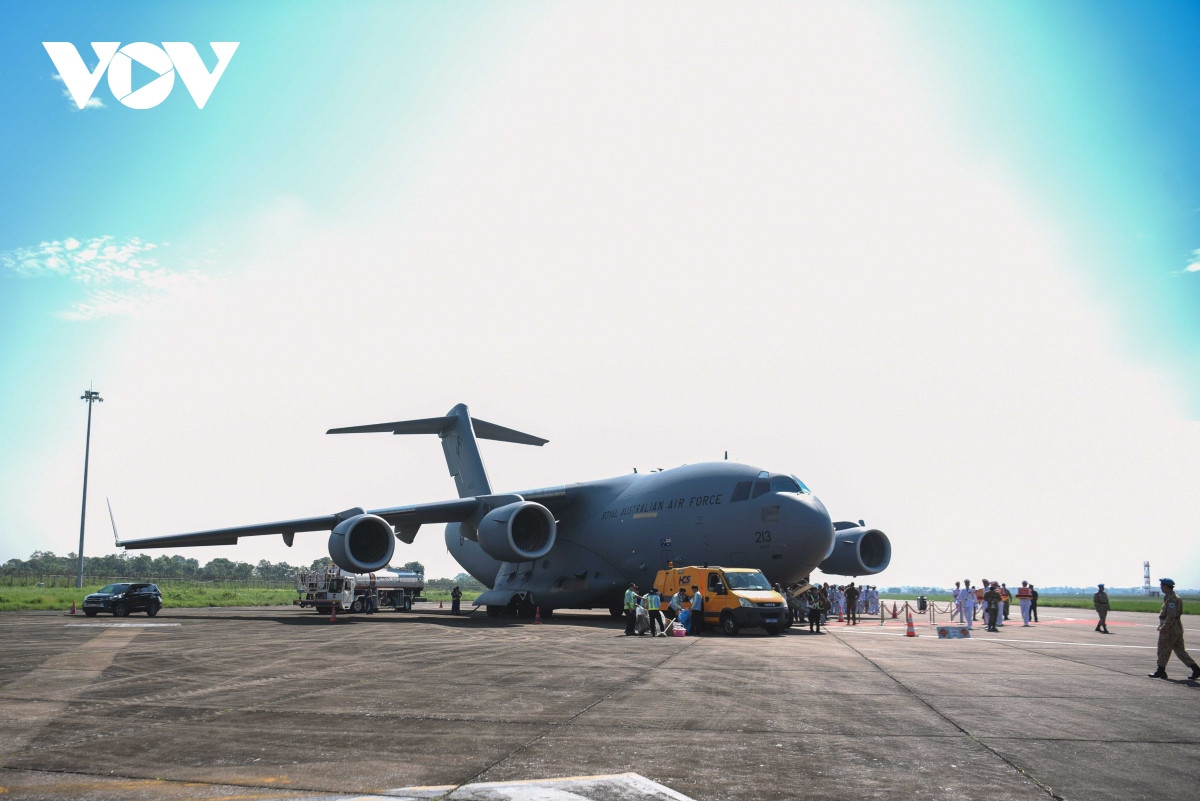 Máy bay siêu vận tải C17 của không quân Australia sẽ chở các chiến sĩ mũ nồi xanh Việt Nam lên đường.