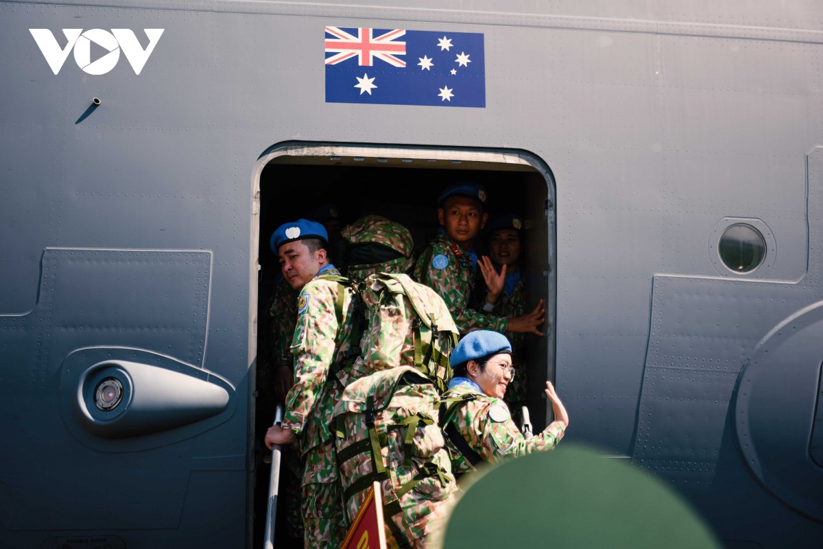 Bên cạnh những niềm vui thì đâu đó vẫn có những giây phút xúc động chia tay người thân trong thời gian dài.