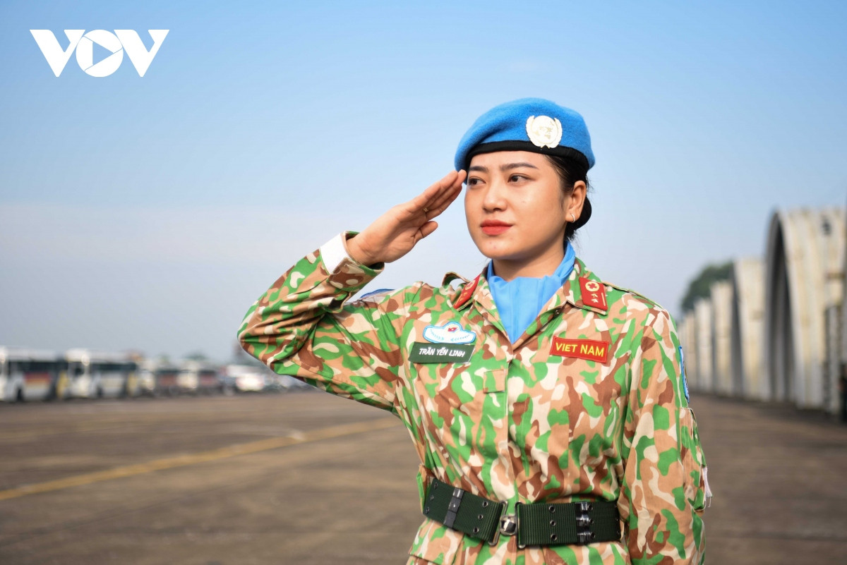 Trung úy Trần Yến Linh thuộc Bệnh viện dã chiến cấp 2 số 6 cho biết, lần này đi thực hiện nhiệm vụ với vai trò điều dưỡng, hồi sức, Trung úy Linh cảm thấy tự hào là một thành viên trong phái đoàn của Việt Nam đi thực hiện nhiệm vụ lần này. Điều đó thể hiện sự tin tưởng của lãnh đạo, thủ trưởng đã giao nhiệm vụ cho các nữ quân nhân. Sau khi được huấn luyện kỹ càng tại Học viện Quân y, Trung úy Linh càng cảm thấy tự tin, quyết tâm nỗ lực hết mình để hoàn thành niệm vụ được giao phó.