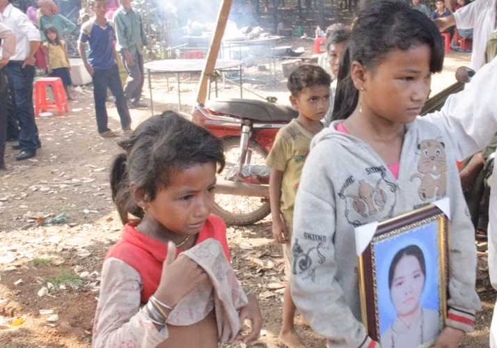 "Mẹ ơi sao nỡ bỏ chúng con như vậy..."