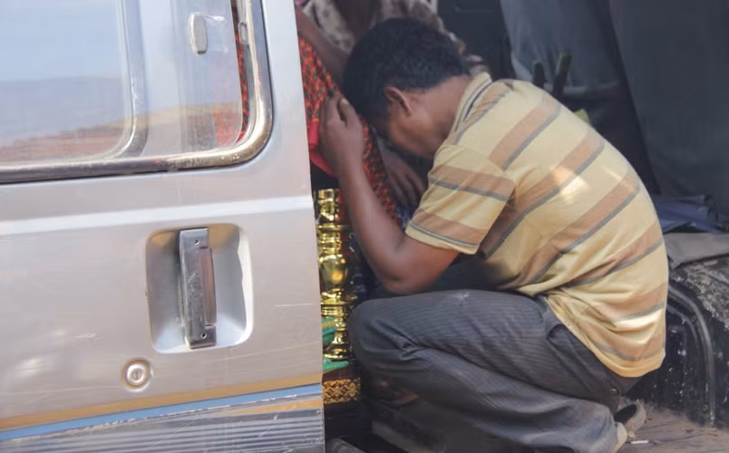 Người cha trẻ cũng hoàn toàn suy sụp