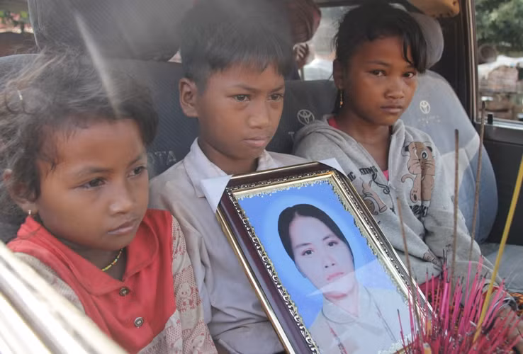 Ba đứa trẻ thơ nghẹn ngào đưa mẹ về lòng đất