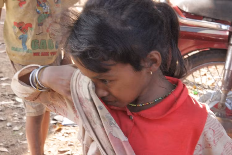 ... và em kéo vạt áo chùi dòng nước mắt tuông trào khẽ gọi: "Mẹ ơi..."