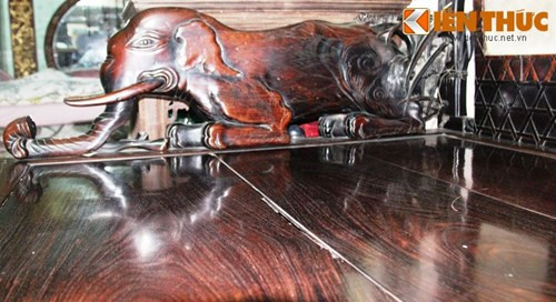 Hai bên thành sập là 2 con voi với chiếc vòi và cặp ngà oai nghi chầu phục.