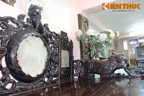 Theo ông Cường thì chiếc sập này có niên đại khoảng 300 năm và càng chùi thì càng sáng bóng. Đồng thời nó còn giúp người nằm rút mồ hôi, độc tố trong cơ thể; người nằm nó sẽ không đau lưng và trị thấp khớp. Nhiều năm trước từng có người ngã giá mua 2 triệu USD nhưng ông Cường không bán. Nay ông muốn bán tất cả để sung quỹ Quốc phòng, phục vụ cho công cuộc giữ gìn đất nước.