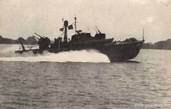 Tàu phóng lôi Hải quân Việt Nam bảo vệ biển trời quê hương.