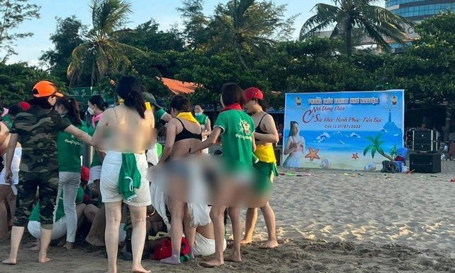 Dai dien cong ty co nhan vien 'coi do' choi team building gui loi xin loi-Hinh-2