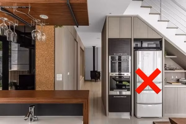 Không đặt tủ lạnh dưới gầm cầu thang: Tủ lạnh đặt dưới cầu thang thường xuất hiện ở những gia đình sống trong căn hộ chung cư nhỏ hoặc những gia đình có diện tích nhà ở không rộng rãi.
