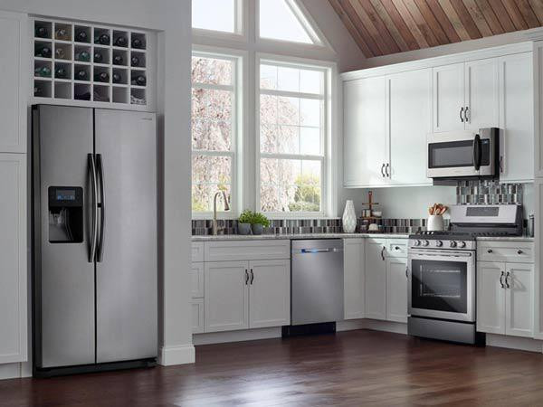 Đặt tủ lạnh theo mệnh gia chủ. - Theo phong thủy tủ lạnh thuộc Kim và Thủy, chính vì vậy vị trí không thể tốt hơn đó là phòng bếp bởi bếp thuộc Hỏa nó sẽ cân bằng tạo ra không gian thịnh nhất giúp gia chủ gặp nhiều mắn, tài lộc. Ngoài ra, gia chủ có thể đặt ở vị trí phòng khách nhưng phải chọn hướng thích hợp.