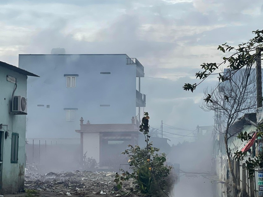 Xuong hoa chat chay 4 ngay chua tat, nguoi dan phai di tan