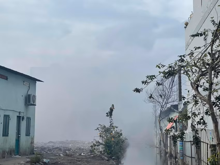 Xuong hoa chat chay 4 ngay chua tat, nguoi dan phai di tan-Hinh-2