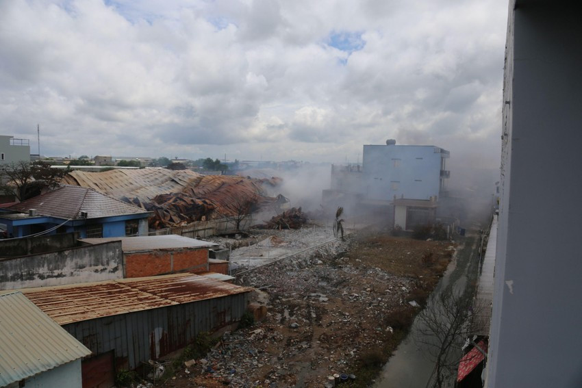 Xuong hoa chat chay 4 ngay chua tat, nguoi dan phai di tan-Hinh-3