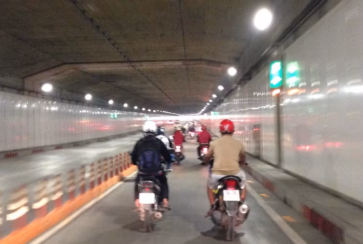 Phương tiện lưu thông qua hầm vượt sông Sài Gòn như chạy chậm lại để tận hưởng sự ấm áp trong đường hầm