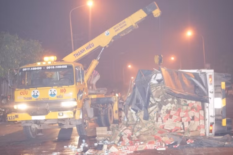 Xe cứu hộ đến hiện trường giải quyết sự cố