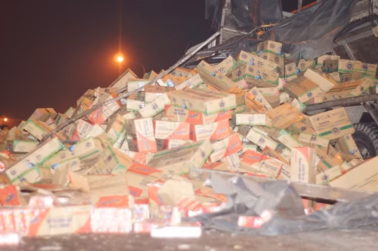 Người dân địa phương đã chung tay giúp đỡ tài xế thu gom hàng trăm thùng sữa bị lật đổ xuống đường