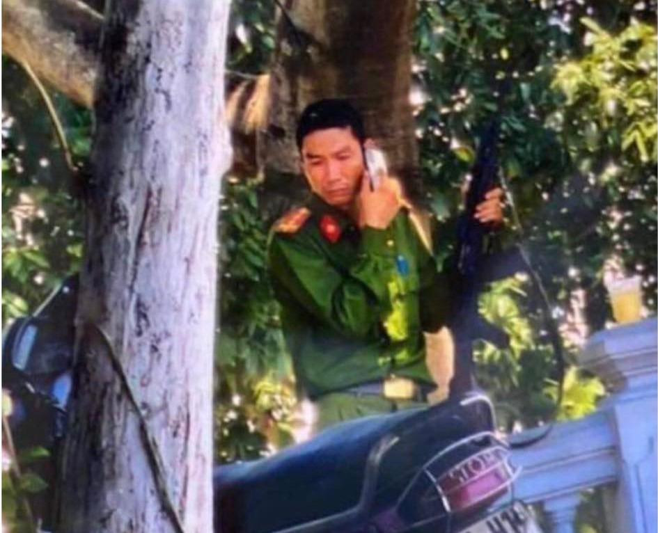 Nghi phạm cướp tiệm vàng ở Huế vứt vàng ra đường, dân đua nhau nhặt Nghi pham cuop tiem vang o Hue vut vang ra duong, dan dua nhau nhat