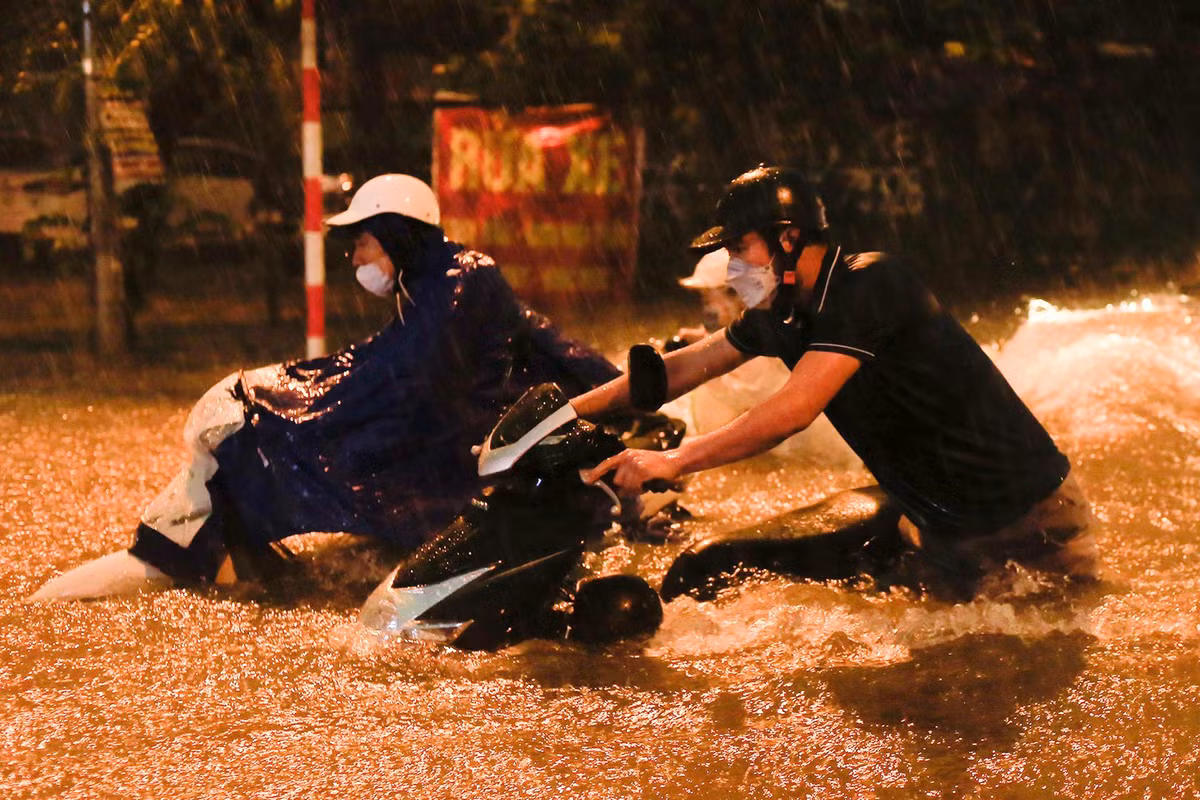 Du bao thoi tiet 6/7: Mien Bac mua giong bat chot, Trung Bo nang chang chang