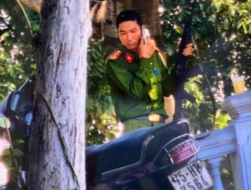 Lúc xảy ra sự việc, nghi phạm mặc trang phục công an. Trao đổi với Zing, đại tá Đặng Ngọc Sơn, Phó giám đốc Công an tỉnh Thừa Thiên - Huế, cho biết sau khi thực hiện vụ cướp tiệm vàng, nghi phạm cầm súng chạy về phía sông Hương. Ảnh: Bảo vệ pháp luật.