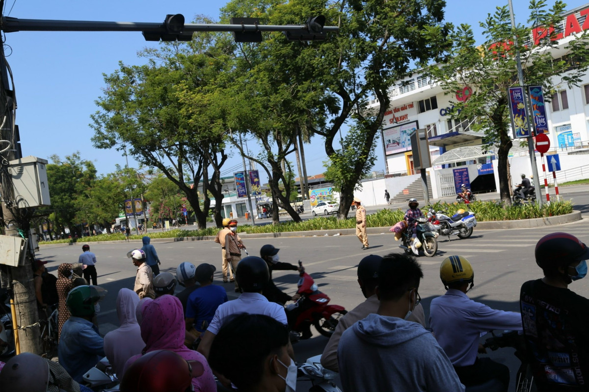 Nhận tin báo, công an đã phong tỏa tuyến đường, tổ chức vây bắt tên cướp.