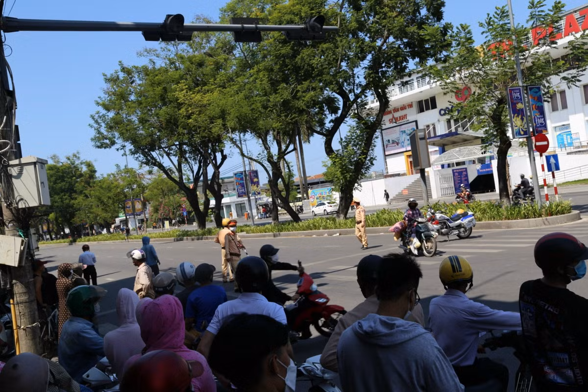 Nhận tin báo, công an đã phong tỏa tuyến đường, tổ chức vây bắt tên cướp.