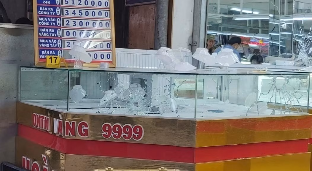 Linh ban tia duoc dieu den vay bat ke cuop tiem vang-Hinh-2