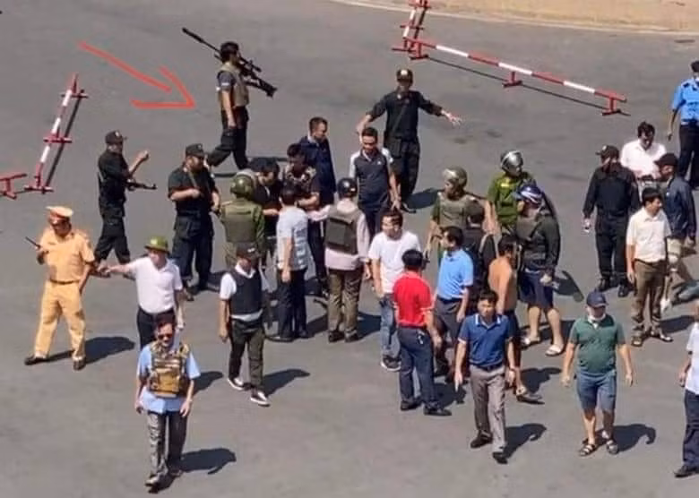 Trước việc nghi phạm mang theo vũ khí, cảnh sát điều động lính bắn tỉa đến hiện trường. Ảnh: Bảo vệ pháp luật.